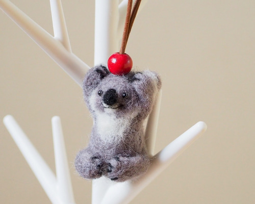 【mar】コアラ 羊毛フェルト ストラップ ハンドメイド 受注制作】ストラップ／コアラ 羊毛フェルト hatotoco 通販 19359851