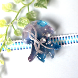 ゆらり　クラゲの帯留め 2枚目の画像