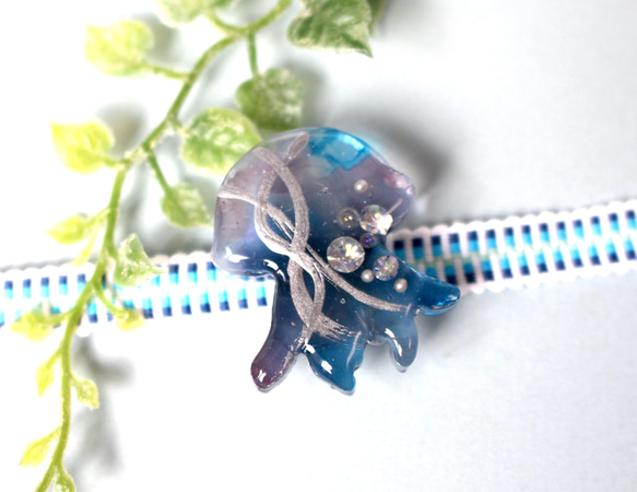 ゆらり　クラゲの帯留め 2枚目の画像