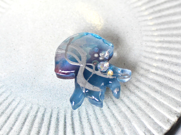 ゆらり　クラゲの帯留め 1枚目の画像