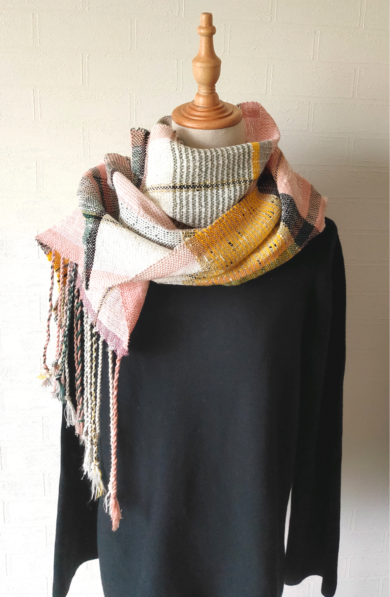 北欧の女の子のような透明感　淡桃と深緑のチェック　コットンリネンのロングマフラー＊プレゼントにお勧め