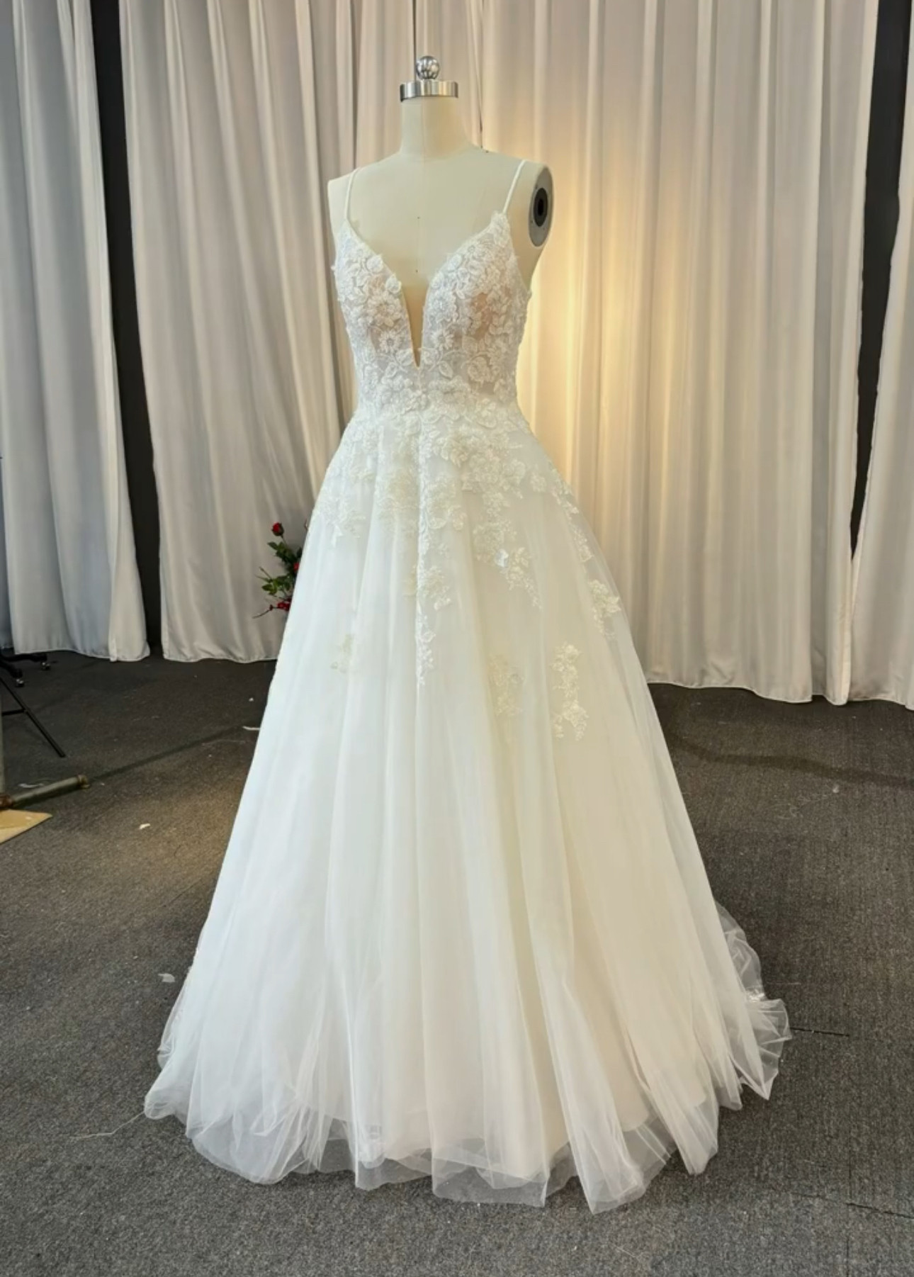 送料無料　ファスナー　肩紐あり　aライン　痩せて見える　ソフトチュール　白い二次会ドレス　エレガントな刺繍　前撮り結婚式