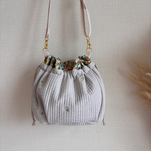 ヌビキルト巾着ショルダーバッグ ブラックのミモザ刺繍×水玉柄 セール