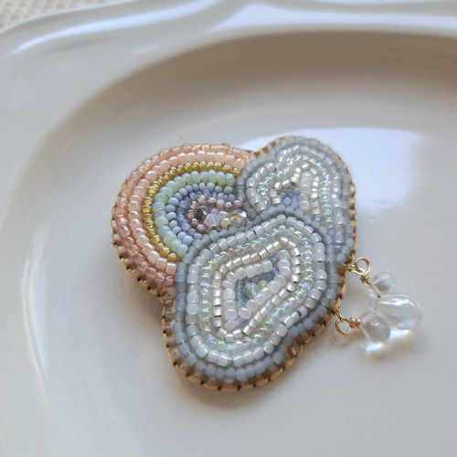 虹と雲 ビーズ刺繍 ブローチ』 ブローチ lotus tears 通販 19360626
