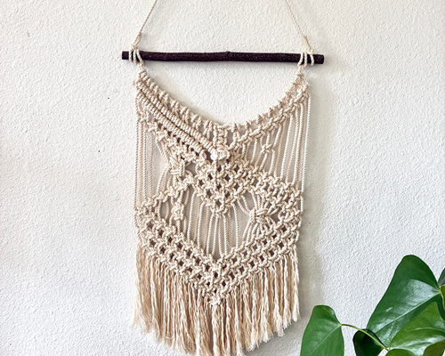 マクラメ編みタペストリーA～栗の枝と直径約4mmのコットン生成り糸で