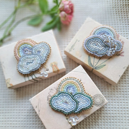 虹と雲 ビーズ刺繍 ブローチ ブローチ lotus tears 通販 19360686