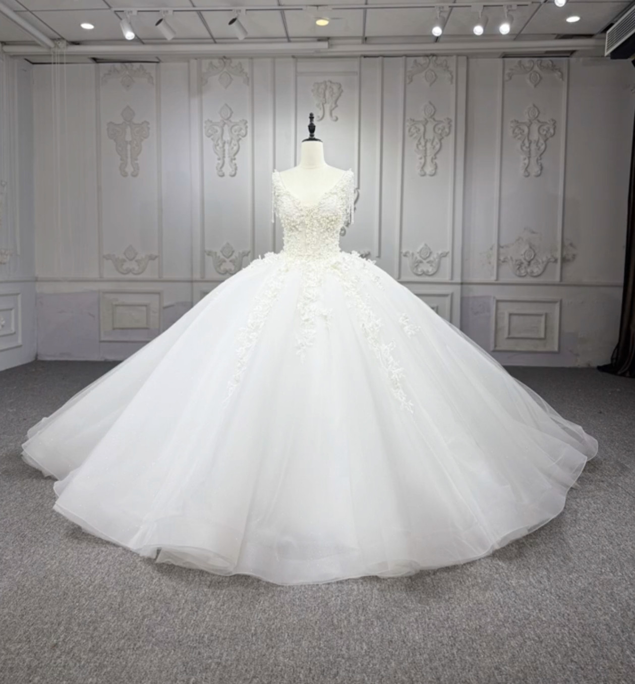 純粋な美しさ　肩出し　たっぷりパール　ウェディングドレス結婚式　プリンセスライン　真珠　ロングトレーン　花嫁挙式白披露宴