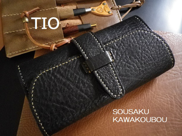 【送料無料】シボ(革の凸凹シワ)が特徴の通常よりもコンパクトなベルト留めタイプ黒牛革総手縫い本革長財布　TIO-N047