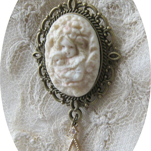 金枠付 樹脂粘土カメオ ブローチ B ビスクドール を抱いた少女 不思議