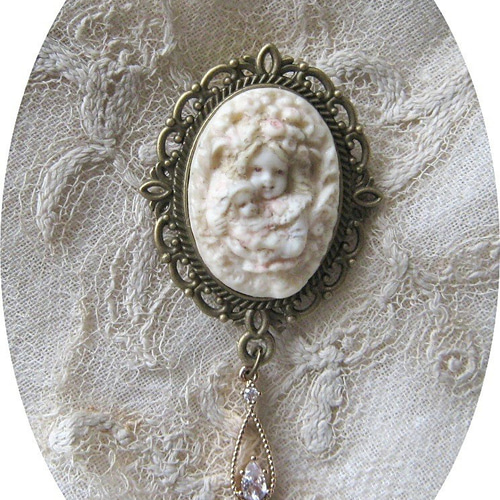 金枠付 樹脂粘土カメオ ブローチ B ビスクドール を抱いた少女 不思議