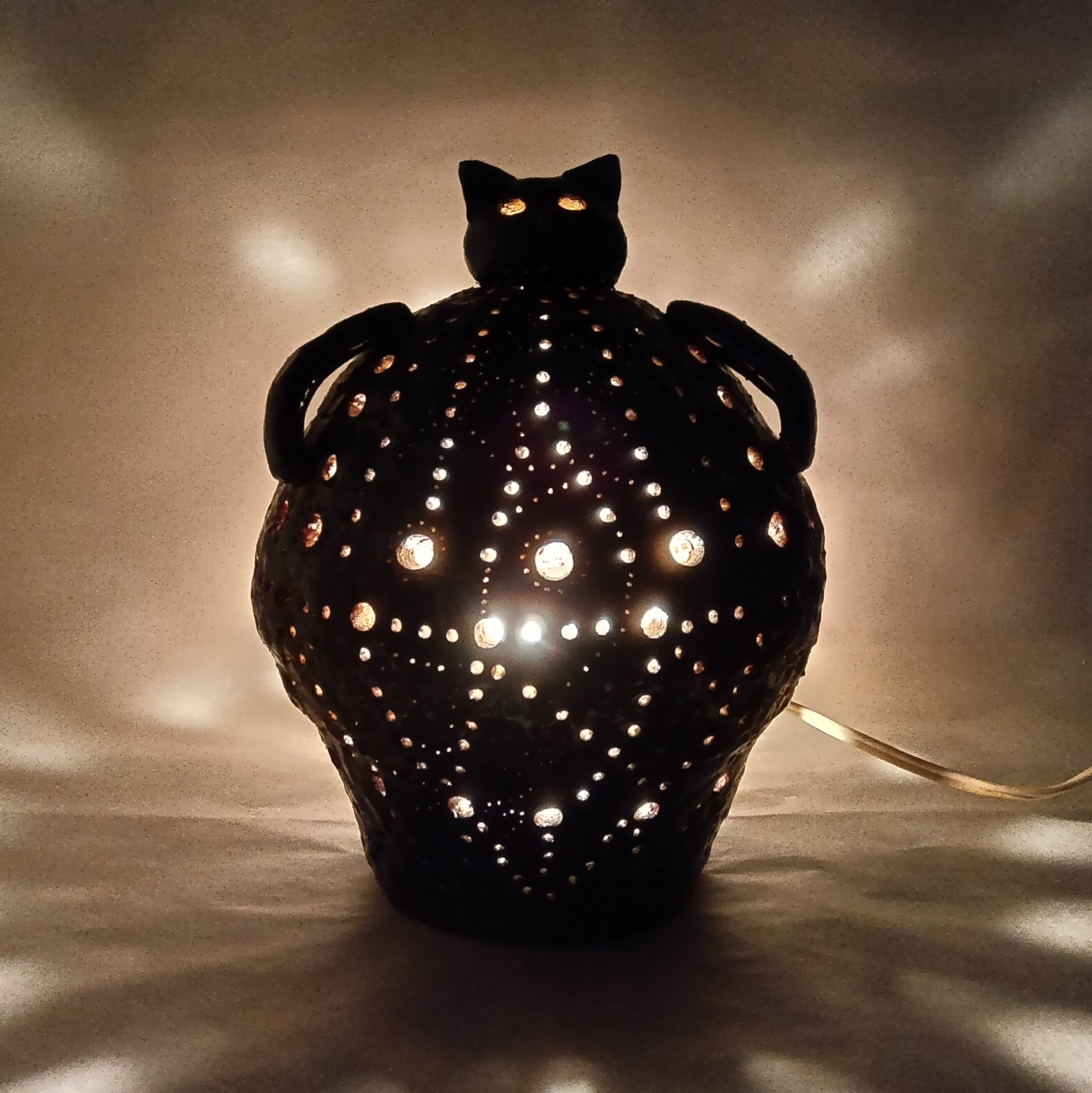 大きな猫のランプ  陶器  ネコ 黒 イルミネーション