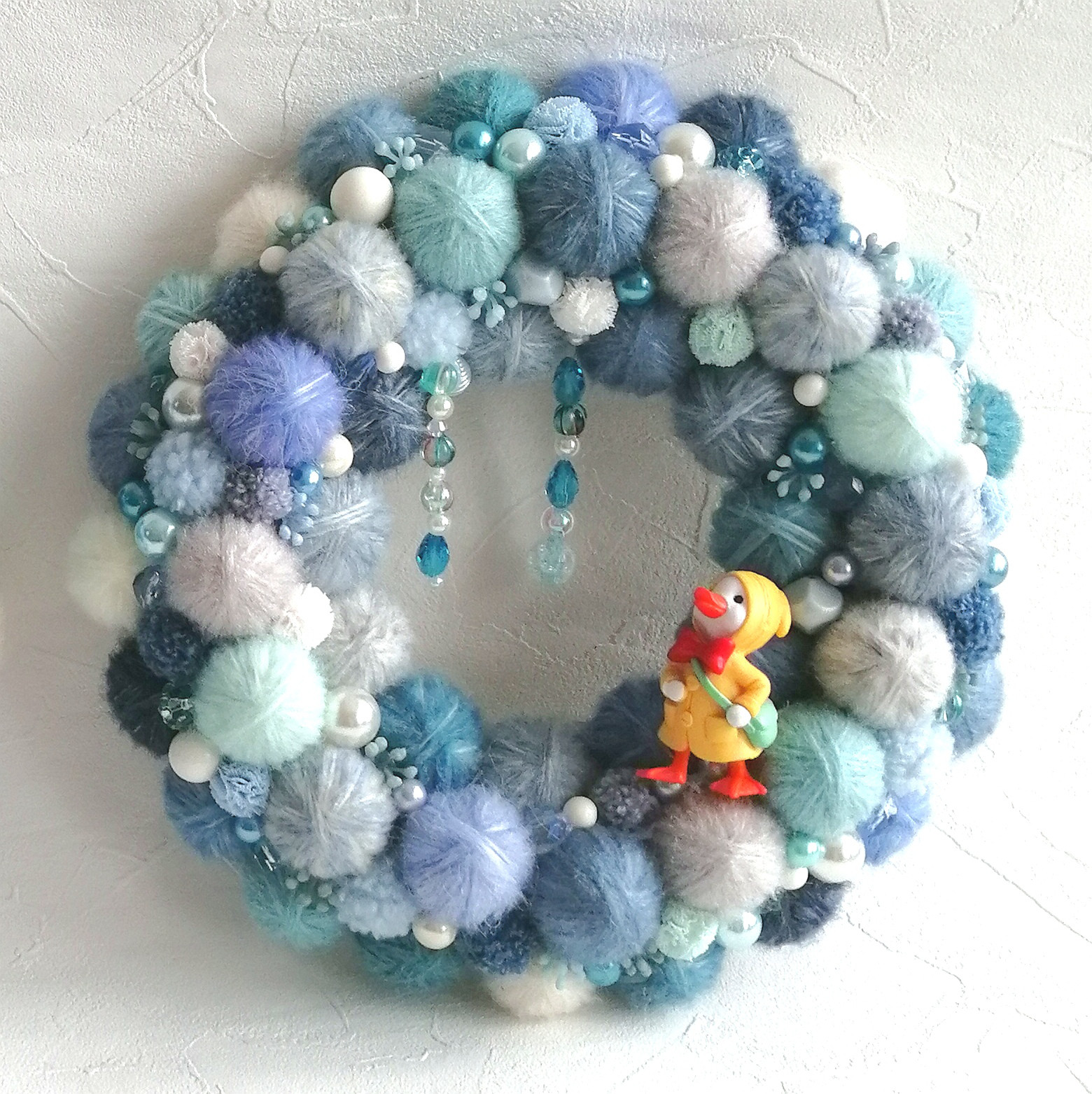 あめあめふれふれ♡毛糸玉と雨のしずくリース〜レインコートを着たアヒルの子〜