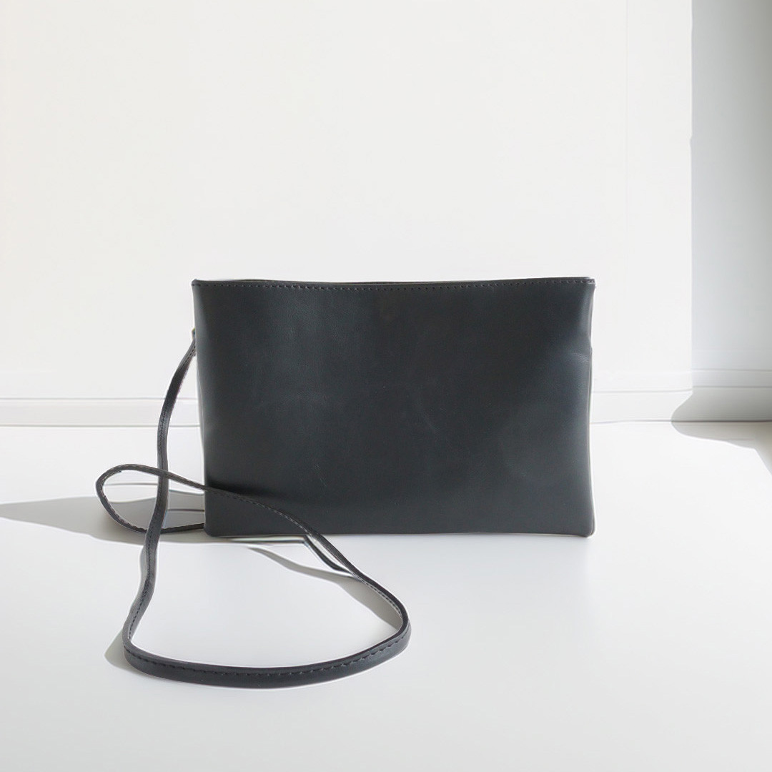 サイクリングにもぴったり｜本革ミニサコッシュ・調節可ストラップ ユニセックス B6対応