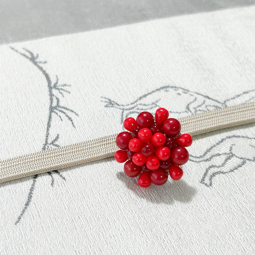 印象を纏う 紅の華 帯留め】目を惹く、赤珊瑚｜着物、浴衣の静かな