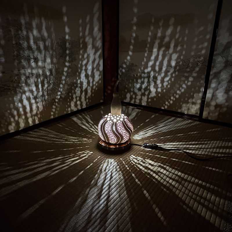 ひょうたんランプ《クリスタルウェーブNo.6》（白い電球）