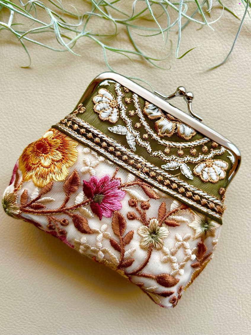ハンドメイド＊がま口刺繍ポーチ