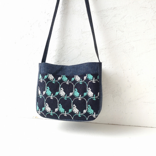 ミナペルホネン りんごの刺繍[mela]とデニム ショルダーバッグ