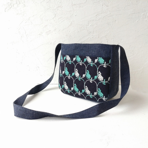 ミナペルホネン りんごの刺繍[mela]とデニム ショルダーバッグ