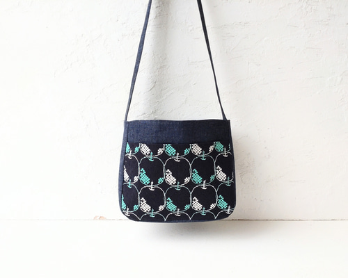 ミナペルホネン りんごの刺繍[mela]とデニム ショルダーバッグ