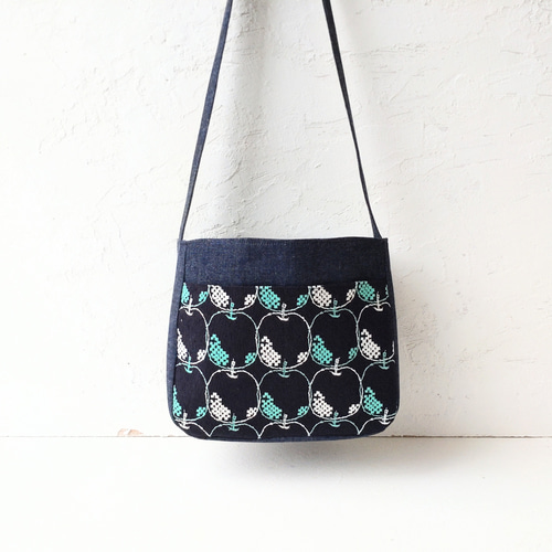 ミナペルホネン りんごの刺繍[mela]とデニム ショルダーバッグ