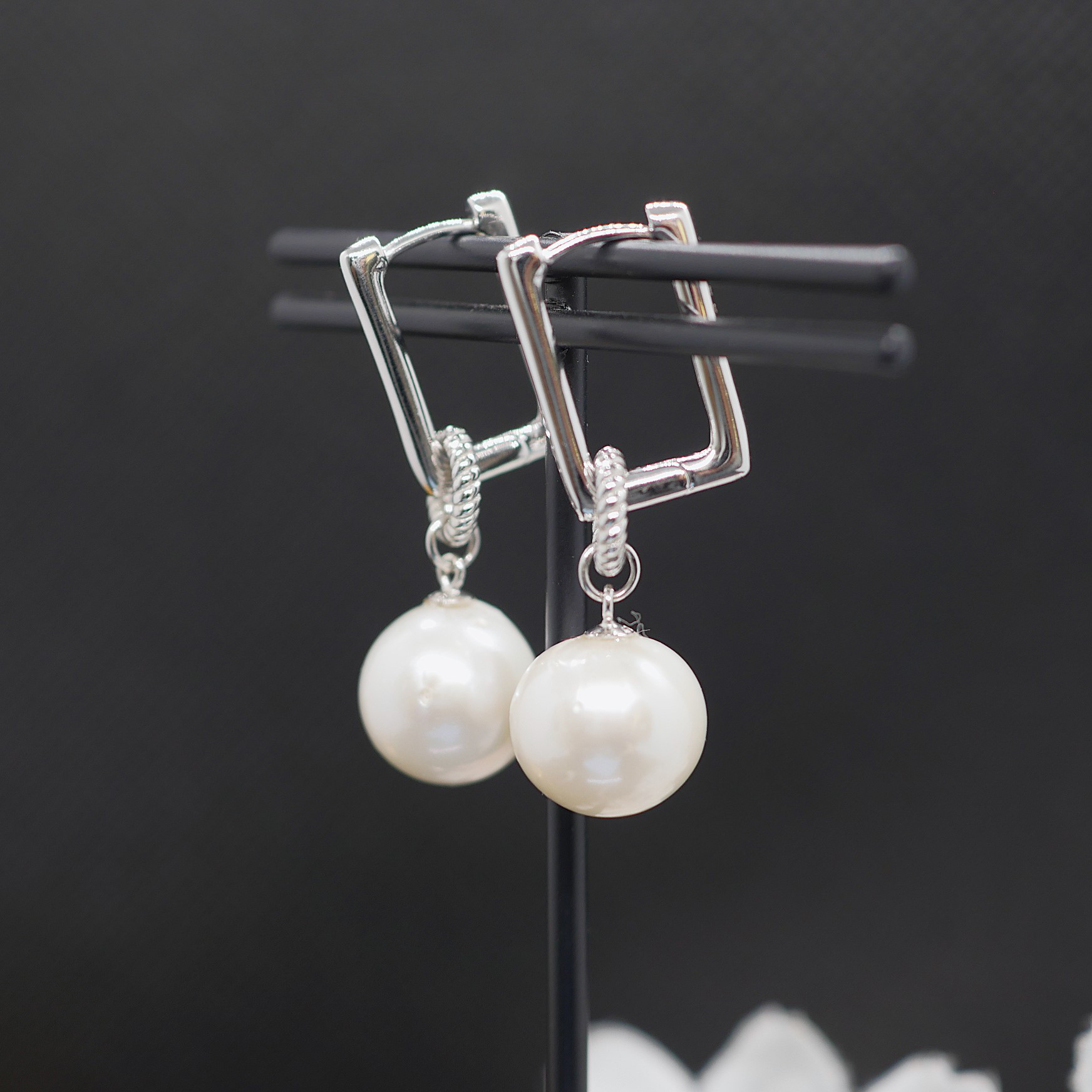 白真珠（ホワイトパール） シルバー925　シルバーピアス（ペア1組）大粒　天然　スクエアフープ　冠婚葬祭　等にも