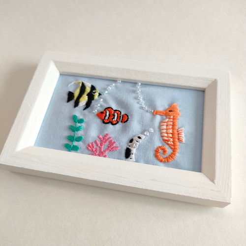 ハンドメイド　刺繍フレーム　刺繍チャーム 海の生き物たくさん水族館の刺繍フレーム 刺繍ファブリックパネル