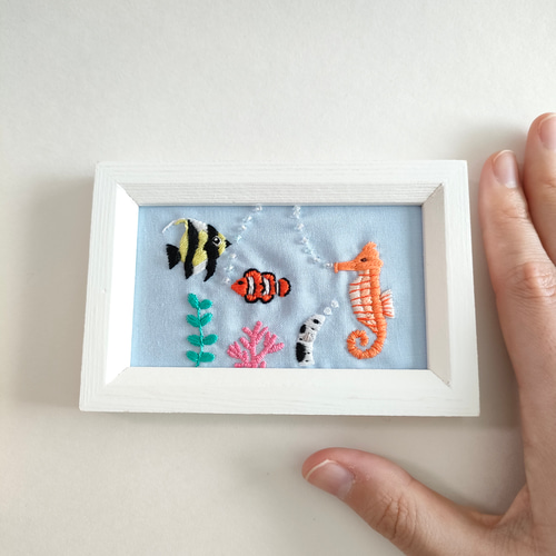 ハンドメイド　刺繍フレーム　刺繍チャーム 海の生き物たくさん水族館の刺繍フレーム 刺繍ファブリックパネル