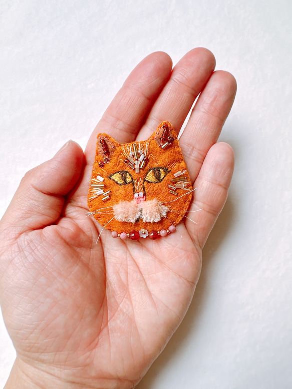 刺繍ブローチ｜ビーズでおめかし！茶トラ猫の刺繍ブローチ｜フェルト