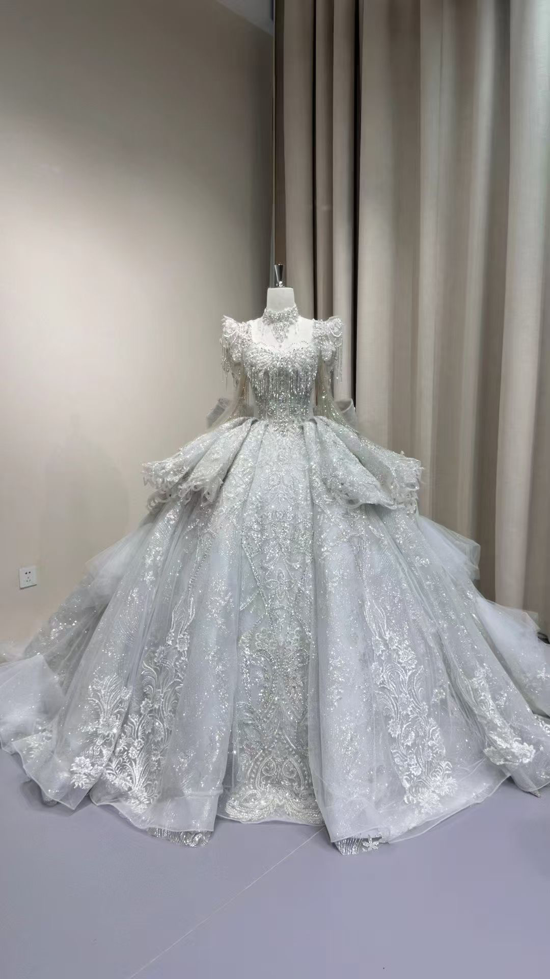 冬婚2025春婚ウェディングドレス　たっぷりビジュー　華やかなトレーン　バックリボン　プリンセスライン　編み上げ背中空き