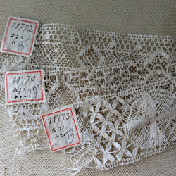 フランスアンティーク 筒状糸巻き 絹糸混の3色セット 縫い針