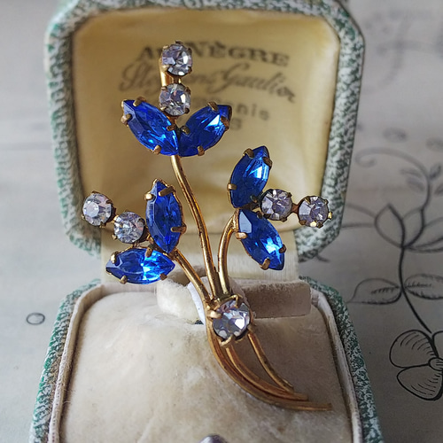 完璧 ヴィンテージ 約47×28 サファイアBlueとClear／お花のブローチ アクセサリー