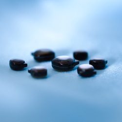 【黒猫のフックピアス】黒蝶貝 /  サージカルステンレス / 金属アレルギー対応 4枚目の画像