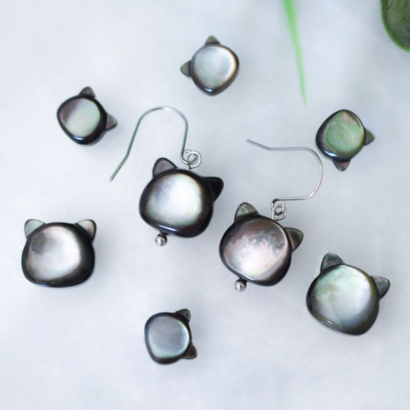 【黒猫のフックピアス】黒蝶貝 /  サージカルステンレス / 金属アレルギー対応 1枚目の画像