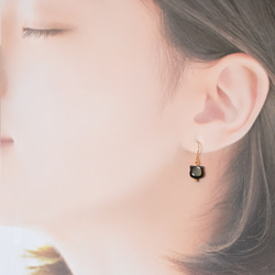 【黒猫のフックピアス】黒蝶貝 /  サージカルステンレス / 金属アレルギー対応 8枚目の画像