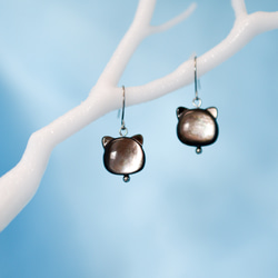 【黒猫のフックピアス】黒蝶貝 /  サージカルステンレス / 金属アレルギー対応 3枚目の画像