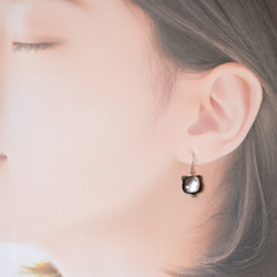 【黒猫のフックピアス】黒蝶貝 /  サージカルステンレス / 金属アレルギー対応 9枚目の画像