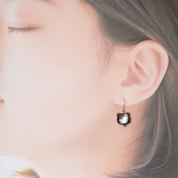 【黒猫のフックピアス】黒蝶貝 /  サージカルステンレス / 金属アレルギー対応 9枚目の画像