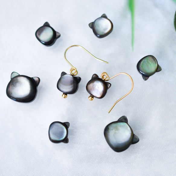 【黒猫のフックピアス】黒蝶貝 /  サージカルステンレス / 金属アレルギー対応 2枚目の画像