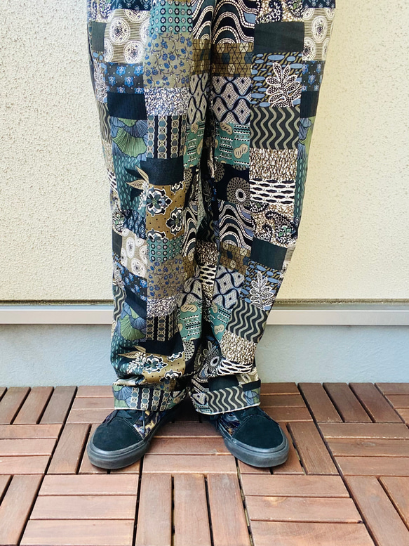 ゆったりタックワイドパンツ アフリカン風プリント パッチワーク柄/ブラック 4枚目の画像