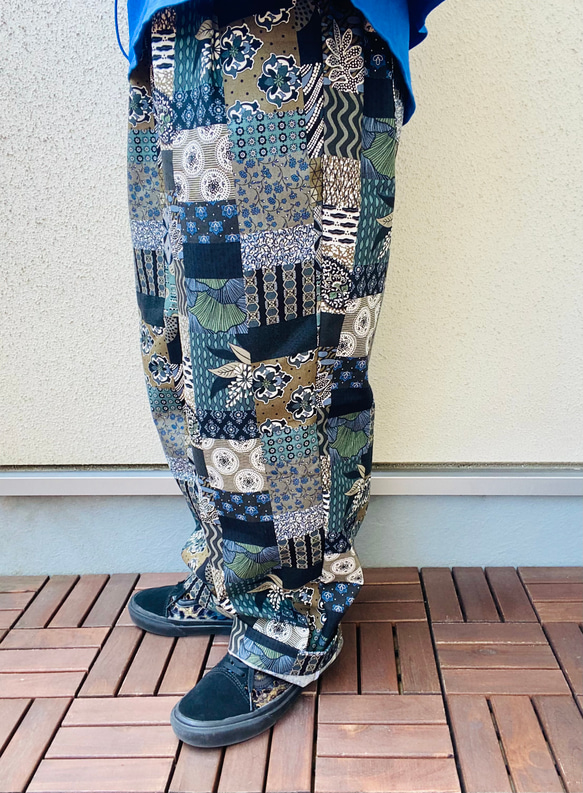 ゆったりタックワイドパンツ アフリカン風プリント パッチワーク柄/ブラック 3枚目の画像
