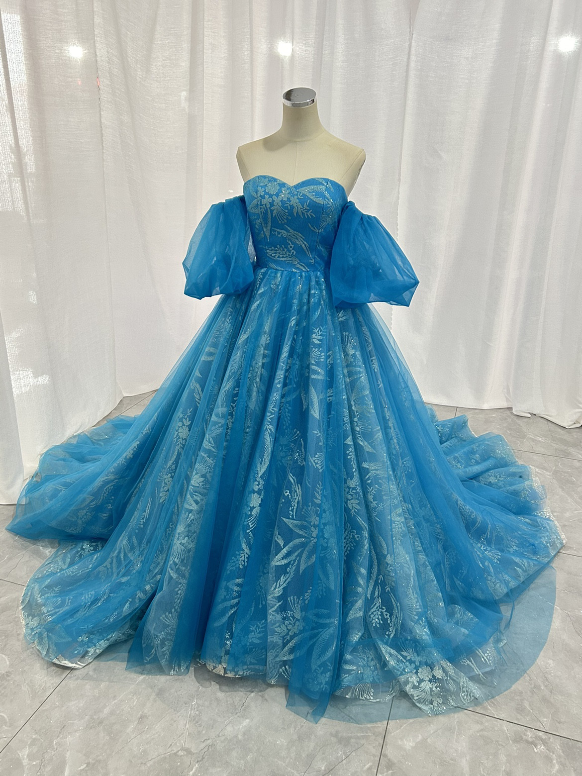 送料無料！カラードレス ブルー パフスリーブ キラキラ光る刺繍 編み上げ 派手な エレガント 抜群のおしゃれ見え