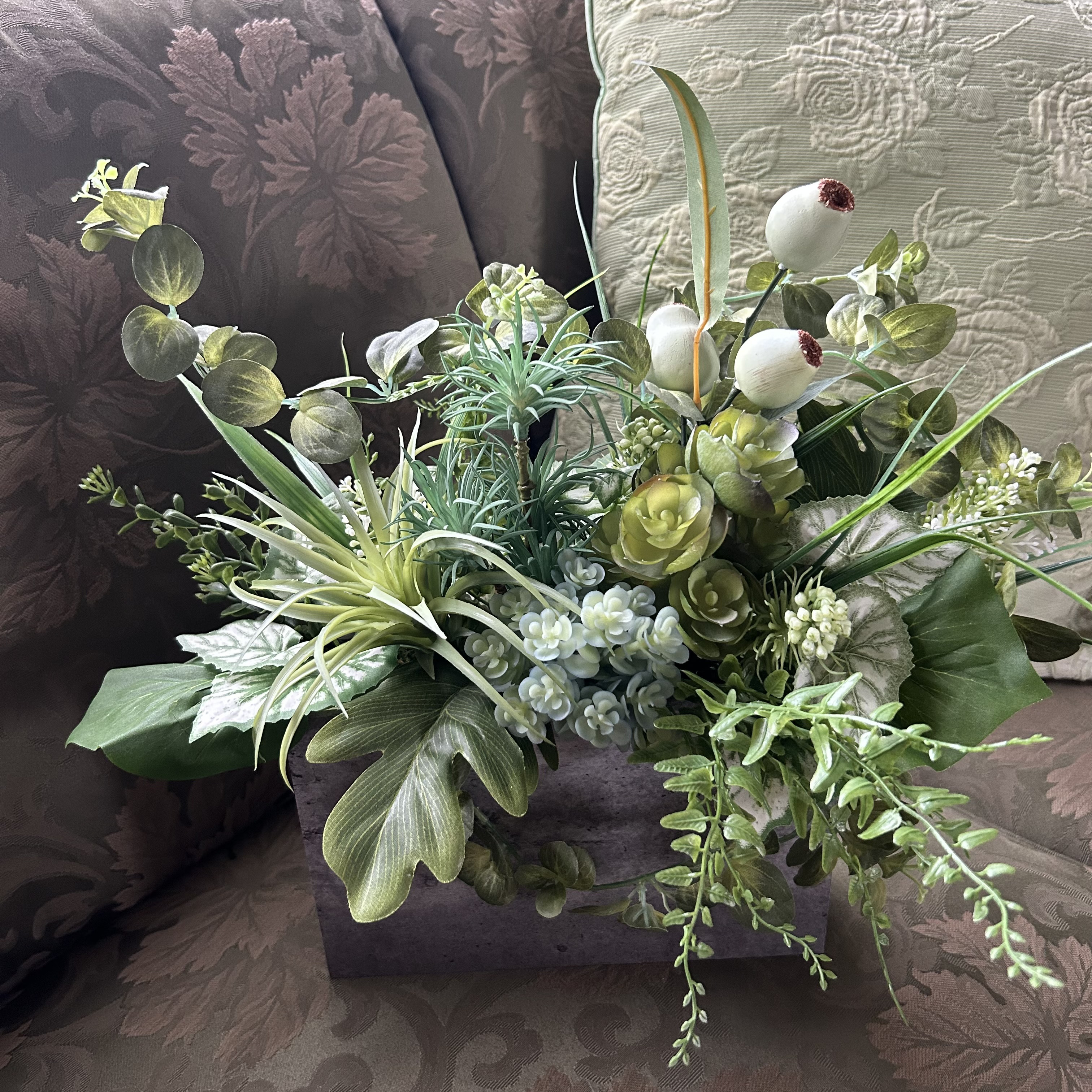 多肉植物＆グリーンアレンジ　花材は全てアーティフィシャル、フェイクグリーン(造花) お手入れ要らず、1年中飾れます