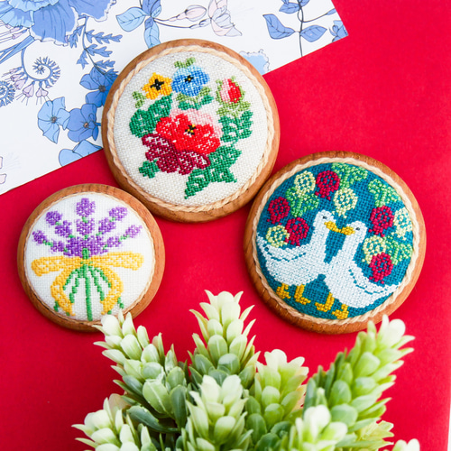 スウェーデン伝統刺繍ポーソムのバラ 北欧刺繍くるみボタンウッド