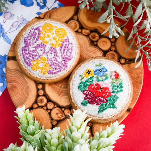 スウェーデン伝統刺繍ポーソムのバラ 北欧刺繍くるみボタンウッド