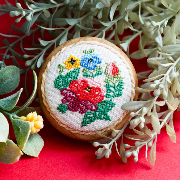 スウェーデン伝統刺繍ポーソムのバラ 北欧刺繍くるみボタンウッド