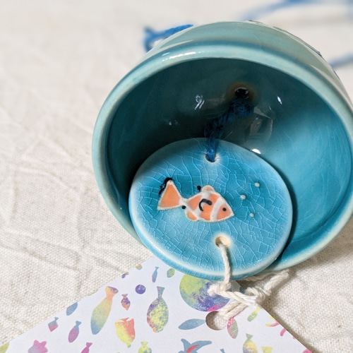 青い魚の形の陶器製風鈴 お魚柄の風鈴 風鈴 アトリエ翡翠 通販 19363323｜Creema(クリーマ)