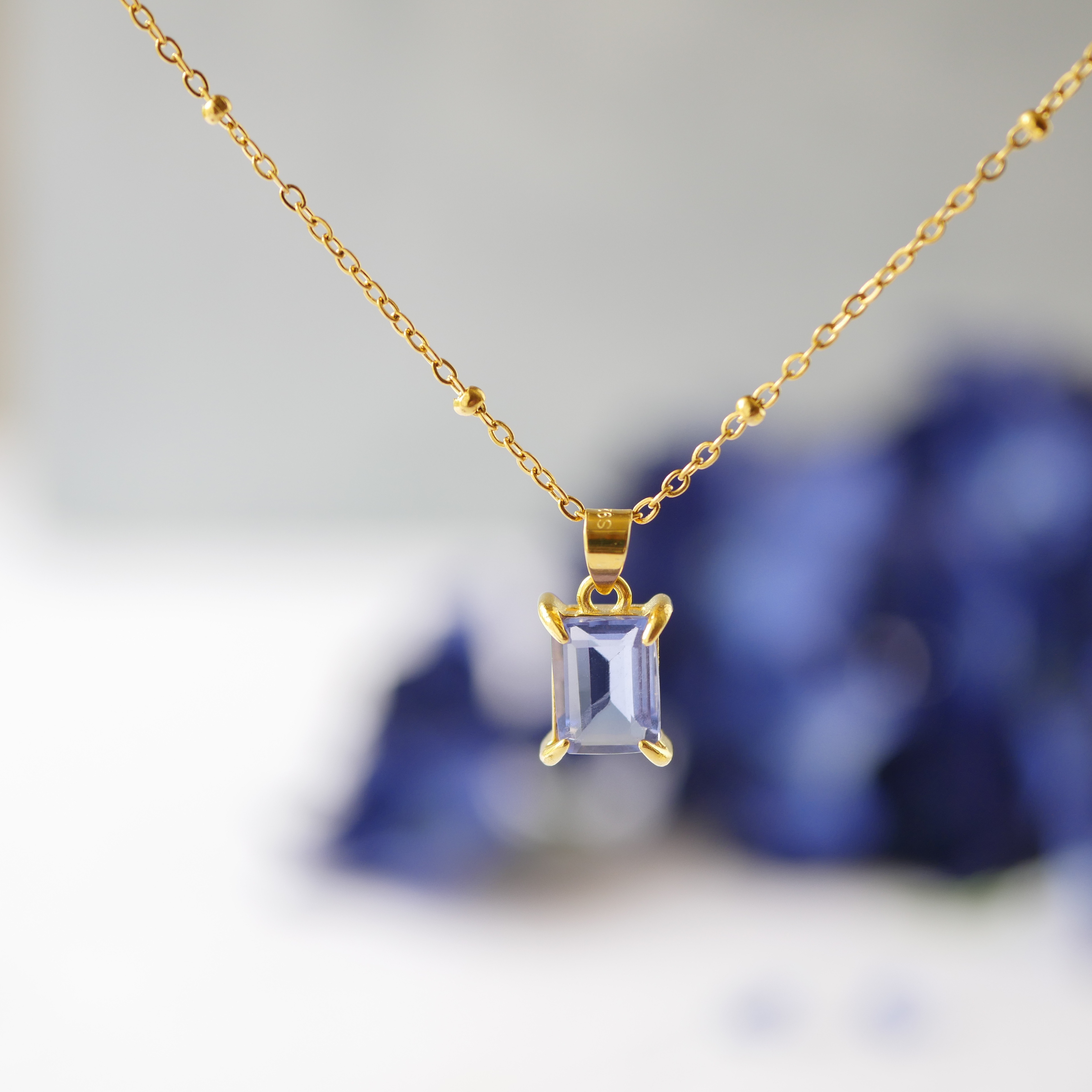 光で色が変わる｜カラーチェンジフローライトの紫陽花ネックレス　ゴールド/シルバー　紫陽花