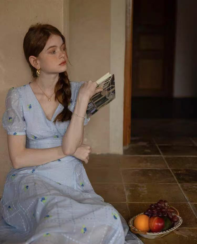 夏のワンピース　Vネック　半袖ワンピース　裏地付き