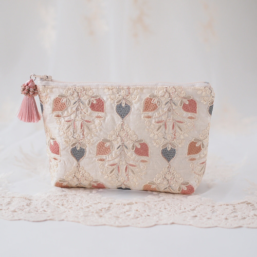 インド刺繍生地　ポーチ 🌼🫧𓏸𓈒 𓂃🌼.* インド刺繍生地でミニポーチ作りました