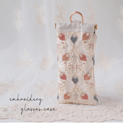 インド・インド刺繍生地・いちご柄・眼鏡ケース （カラビナ付き